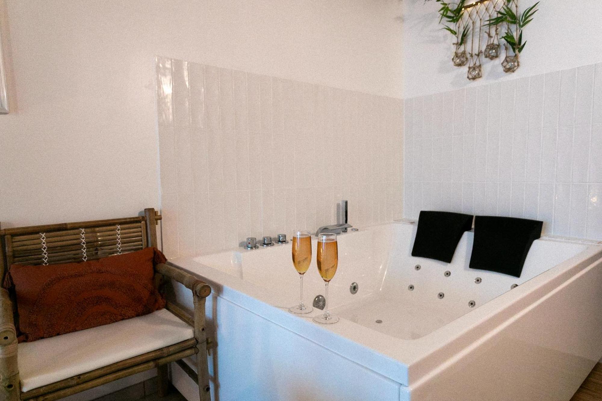 Bali Serenity Balneo Et Lit Rond Lagnieu Екстериор снимка